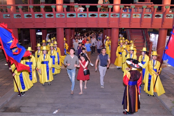 지난 17일 여수문화재 야행 참가자들이 망해루를 지나 진남관으로 향하고 있다.
