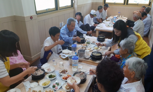 지난 21일 여수시 소라면 어르신들이 해우다슬기식당에서 양창주 식당 대표가 마련한 삼계탕을 드시고 있다.