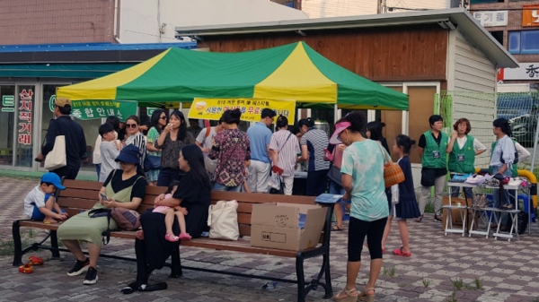 지난 18일 여수시 여서동 새마을지도자들이 ‘썸머 樂페스티벌’이 열린 여문문화의 거리에서 음료 제공 봉사활동을 하고 있다.