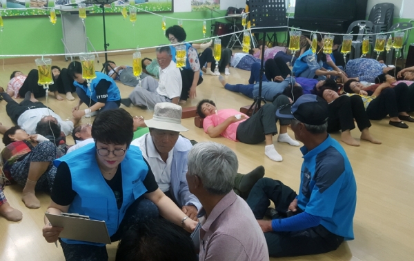 지난 26일 여수시 남면 화태초등학교에서 여수중앙라이온스클럽 회원과 은혜요양병원 의료진들이 의료봉사활동을 하고 있다.