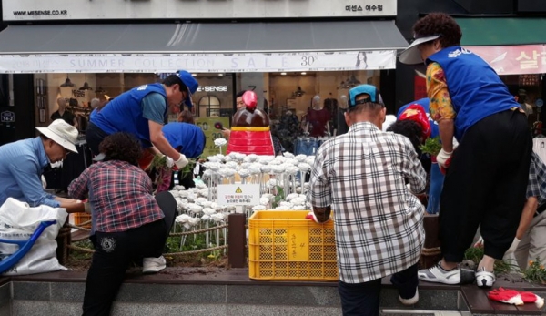지난달 29일 여수시 중앙동 자생단체 회원들이 진남로상가 화단에 가을꽃을 심고 있다.