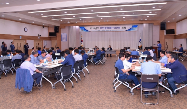지난 3일 여수시청 회의실에서 주민참여예산위원회 총회가 열리고 있다.