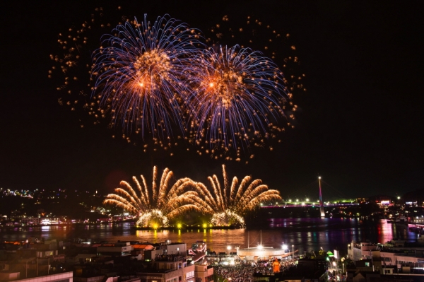 8일 2018 여수밤바다 불꽃축제가 열린 이순신광장 앞 해상에서 화려한 불꽃쇼가 연출되고 있다.