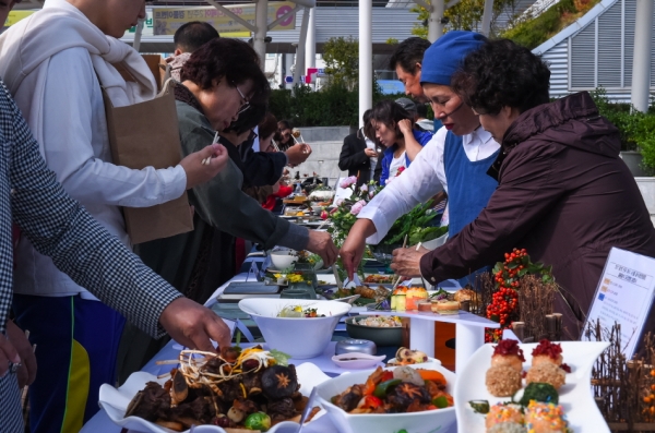 지난해 제1회 전국 여수 수산물 음식경연대회 출품 음식을 시민과 관광객들이 맛보고 있다.