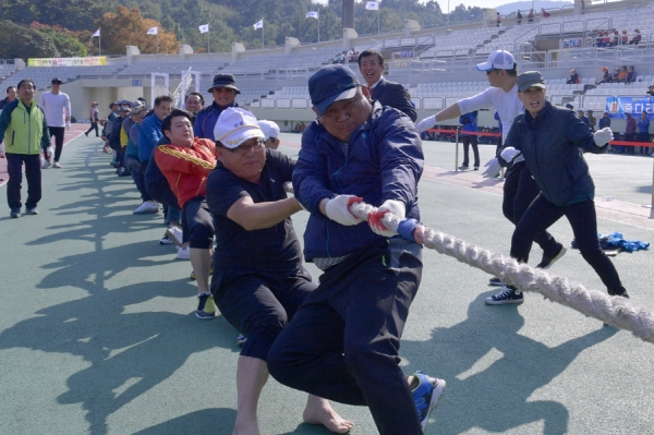 지난 15일 제20회 여수시민체육대회 선수들이 진남경기장에서 열린 줄다리기 대회에 참가해 힘껏 줄을 당기고 있다.
