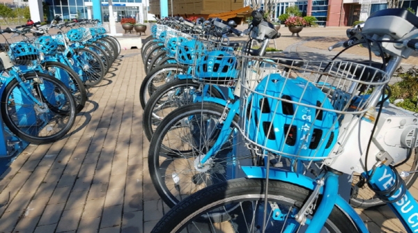 지난달 28일부터 자전거 안전모 착용이 의무화됨에 따라 여수 공영자전거 바구니에 자전거 안전모가 비치돼 있다.