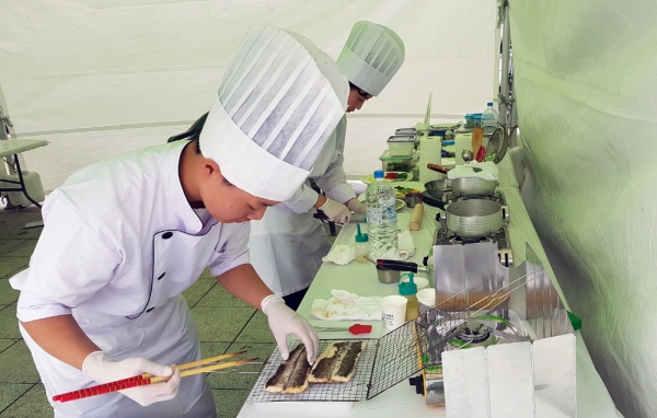 지난 16일 제2회 여수 수산물 음식경연대회 참가자들이 이순신광장에서 출품요리를 만들고 있다.