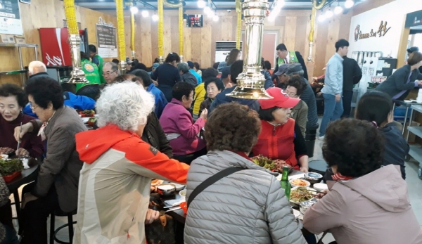 지난달 31일 여수 국동 어르신들이 숯소 2호점에서 박진우 대표가 마련한 점심을 드시고 있다.