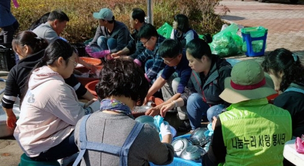 지난 10일 여수시청 봉사단 희망풍차팀이 성산공원에서 어르신 무료급식 봉사를 실시한 후 설거지를 하고 있다.