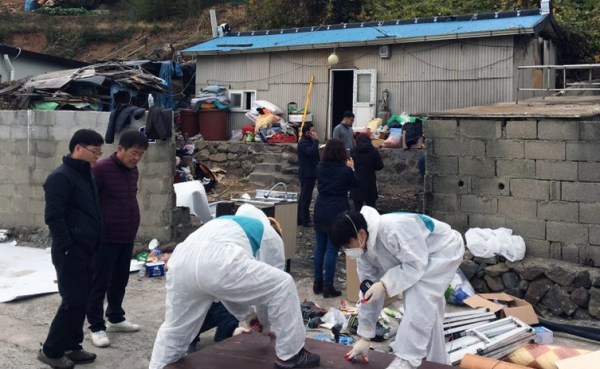 지난 18일 여수거북선로타리클럽 회원들이 월호동 이모어르신댁에서 집수리 봉사활동을 하고 있다.