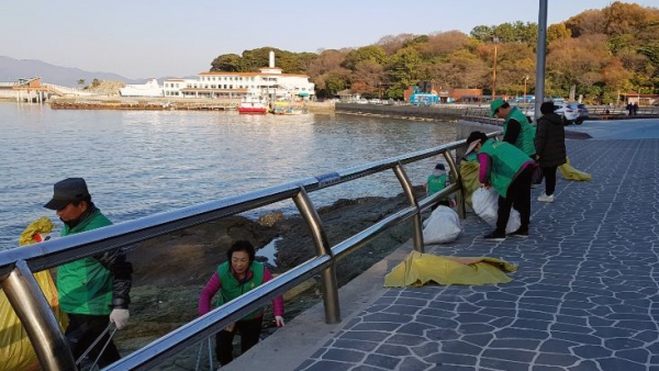 지난 20일 여수시 한려동 새마을지도자와 부녀회원들이 오동도 주위로 밀려온 해양쓰레기를 치우고 있다. 새마을지도자 등은 이날 폐플라스틱, 비닐, 스티로폼, 그물 등 150㎏을 수거했다.