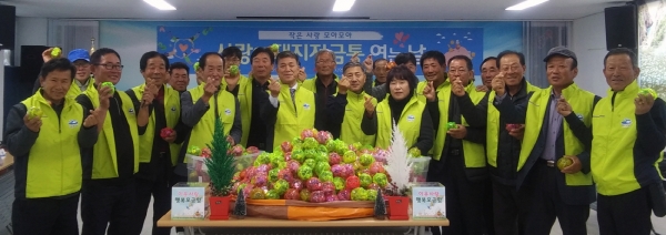 지난 20일 여수시 화정면사무소 회의실에서 사랑 먹고 자란 돼지저금통 개봉식이 열리고 있다.