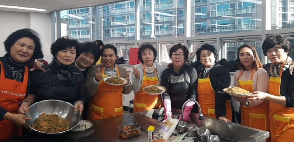 지난 22일 여수시 다문화가족지원센터에서 열린 작은 다문화학교 요리교실 참여자들이 기념촬영을 하고 있다.