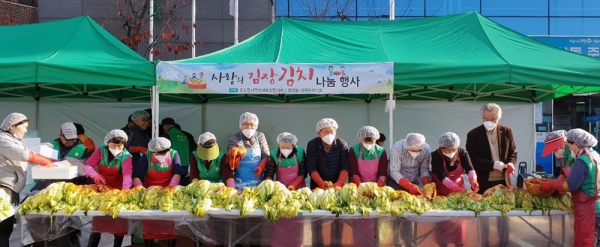 지난 27일 중앙동 주민센터 앞에서 열린 사랑의 김장김치 나눔행사 참여자들이 김치를 담그고 있다.