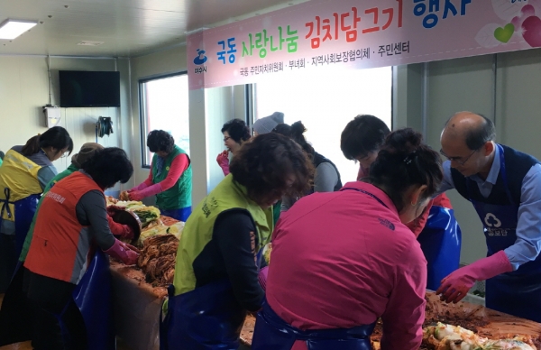지난달 30일 여수시 국동 주민단체 회원들이 하정식품 조리실에서 김치를 담그고 있다.