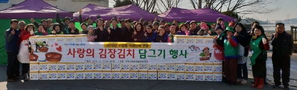 지난 12일 여수시 주삼동 주민센터에서 사랑의 김장김치 담그기 행사가 열리고 있다.