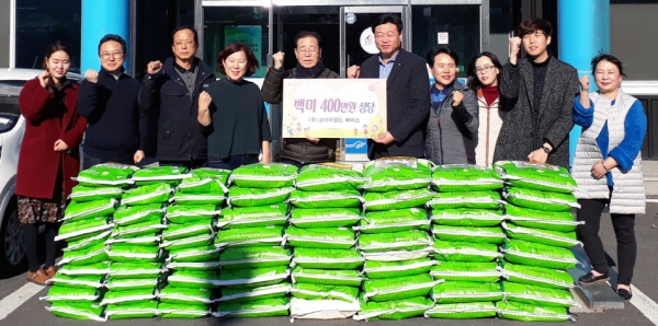코리아월드써비스㈜는 지난 14일 여수시 쌍봉동 주민센터에 400만 원 상당의 쌀을 기탁했다. 쌍봉동은 쌀을 조손가정과 한부모가정 등에 전달할 계획이다.