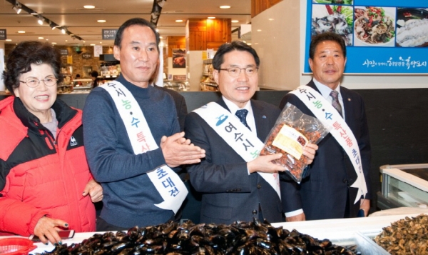지난 11일 권오봉 여수시장(왼쪽 셋째)이 롯데백화점 노원점에서 열린 여수 농수특산품 초대전에서 홍보활동을 펼치고 있다.