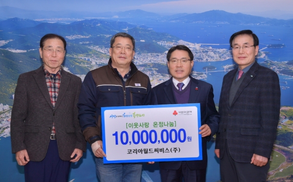 지난 19일 김완식 코리아월드써비스㈜ 대표(왼쪽 둘째)가 권오봉 여수시장(왼쪽 셋째)에게 1000만 원 상당의 이불 후원증서를 전달하고 있다.