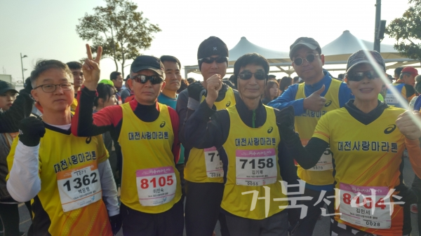 "대전 사랑 마라톤 클럽"에서 건강을 위해 즐겁게 뛰자를 슬로건으로 40여명이 단체로 참가