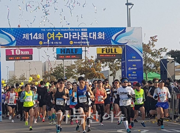 ▲제14회 여수마라톤대회 참가자들의 힘찬 발걸음 (c)SeonjuHan