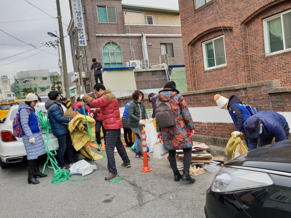 통일교 앞 쓰레기분리수거장 청소하고있는 우리 회원님들의 모습