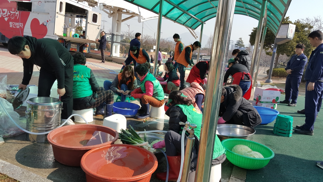 여천동새마을부녀회가 성산공원 사랑해 빨간밥차 봉사활동에 참여해 어르신들에게 음식을 배식하고 있다