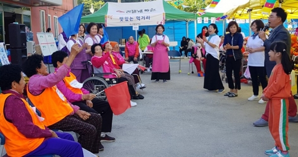 2019년 10월 9일 진달래마을 요양원 뒷마당에서 열린 가을 운동회에 참석한 입주 어르신과 각 마을 어르신 3인1조로 팀을 이뤄 진행된 청기 백기게임이 한창이다.