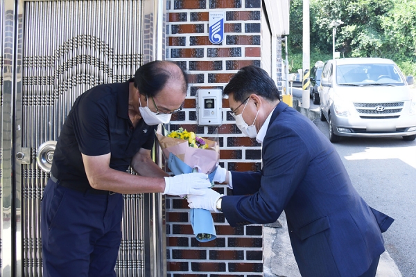 ▲ 권오봉 여수시장이 지난 20일 월남 참전자이신 박삼수 님의 자택을 직접 방문해 국가유공자 명패를 달아드리고 있다.