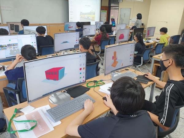 ▲ 여수시(시장 권오봉)는 전남대학교 여수캠퍼스 산학협력단과 함께 드론과 3D모델링 등을 활용한 창의적 아이디어에 바탕을 둔 ‘3D모델링 여수 섬 전경도 프로젝트’ 교육을 운영하고 있다.
