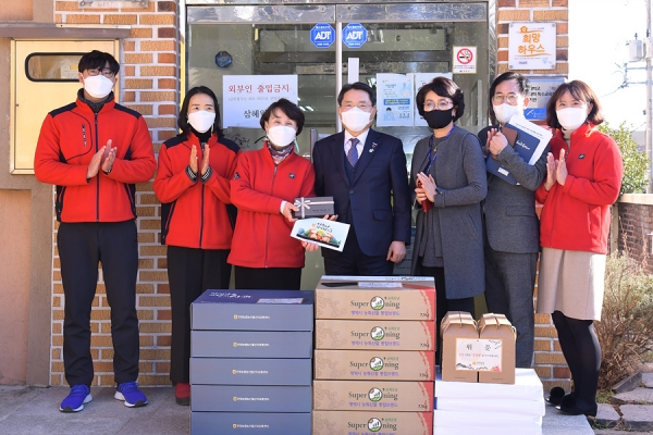 ▲  (사진은 지난 8일 삼혜원을 방문한 권오봉 여수시장과 종사자들의 모습)