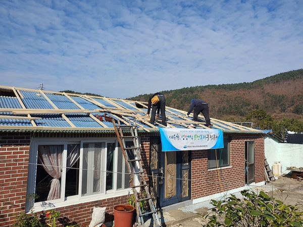 ▲ ‘여수형, 섬섬여수 보건복지 플랫폼’ 마을복지사업으로 지붕수리를 하는 모습