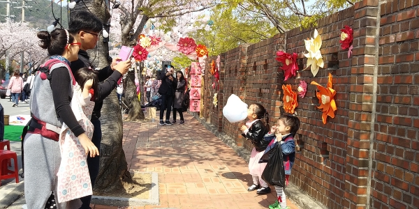 ▲ 2019년도 벚꽃소풍 축제에 참여한 가족이 사진을 찍으며 즐거운 한때를 보내고 있다.