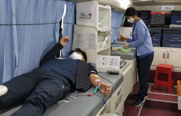 ▲ 소중한 생명을 살리는 헌혈 모습