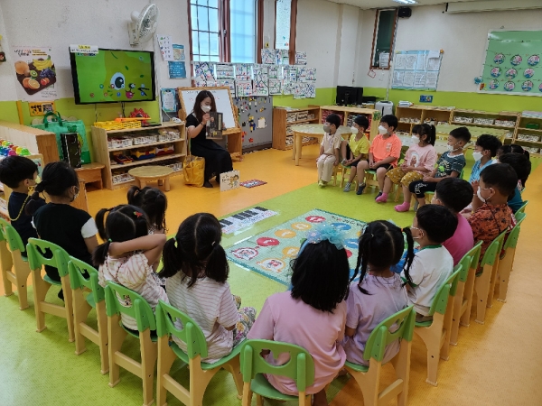 ▲ 여수시립도서관 김다영 자원봉사활동가가 23일 연등어린이집에서 책 읽어주기 프로그램을 진행하고 있다.