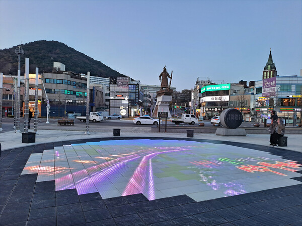 ▲ 친환경 체감형 태양광LED 바닥조명 ‘솔라 스퀘어’