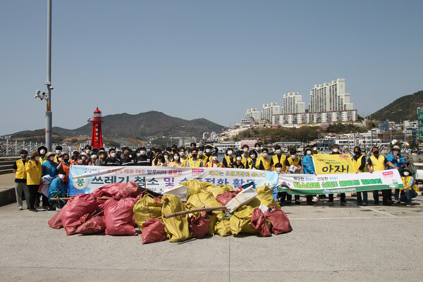 ▲ 여수시는 지난 9일 해양공원에서 100여명의 자원봉사자가 참여한 가운데 ‘탄소중립 실천! 플로깅(Plogging) 봉사활동’을 전개했다고 밝혔다.