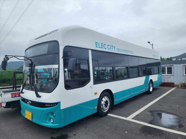 여수시 최초 ‘친환경 전기버스’가 20일부터 정식 운행을 시작한다. 