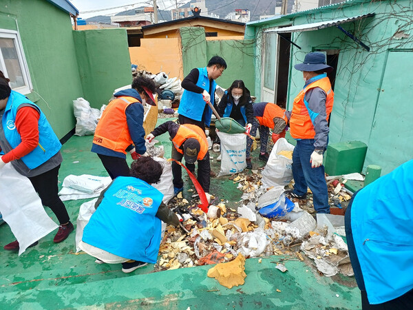 ▲ 여수시 대교동 직원과 주민들의 환경정비 활동 모습